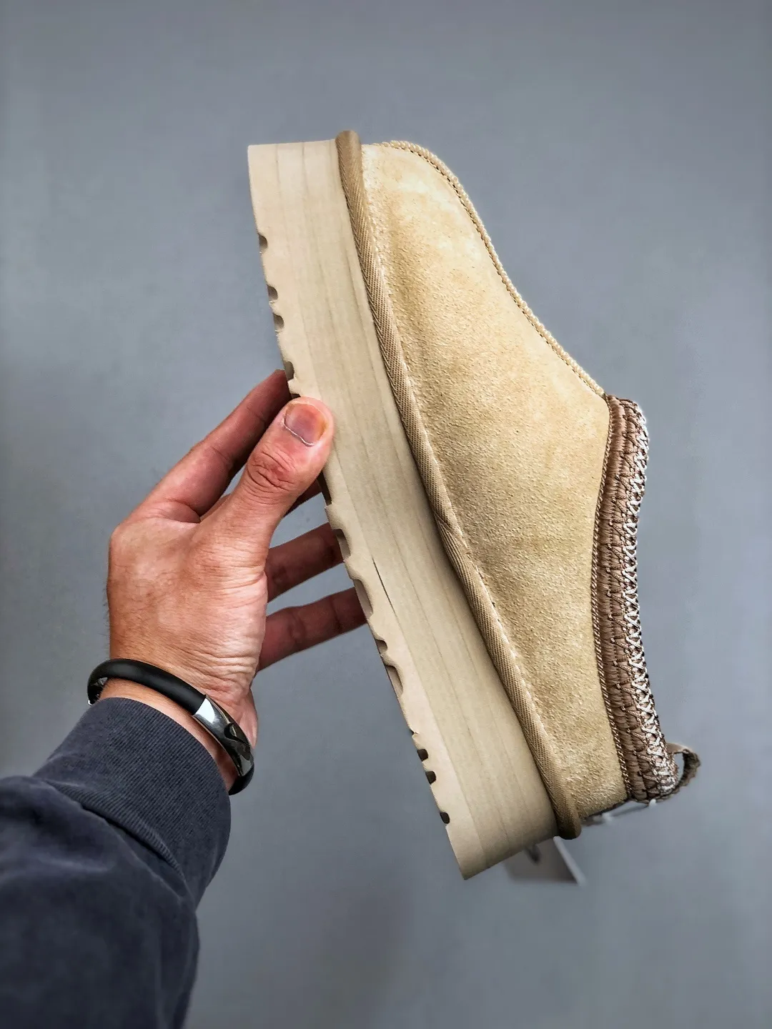 Local self-pickup💰560 supports store placement. The top version on the market. UGG Tazz ethnic style thick-soled women's model. Xiaohongshu's hot model. Produced by a major foreign trade factory in Guangzhou. From toe to insole, genuine sheep fur. Independent outer box packaging. Chip. With waterproof technology. Differentiating from any version on the market. 5cm thick sole. Independently developed original outsole. Cashmere insole. Keep warm when going out in winter. It is a very suitable choice for home use. In the new year, uug has launched a style series, which is partially biased towards the preferences of young consumers. It has also moved to the forefront of fashion trends. Shoe body material. Water-repellent coated suede upper. 17mm UGGPURE™ implanted wool insole. Lightweight non-slip and comfortable rubber outsole. With brand LOGO. With full packaging. Size: 35-40